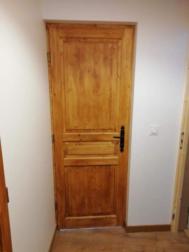 Installation porte robuste en bois Pont-Audemer